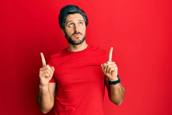 Jeune Homme Hispanique Portant Shirt Rouge Décontracté Pointant Vers Haut — Photo