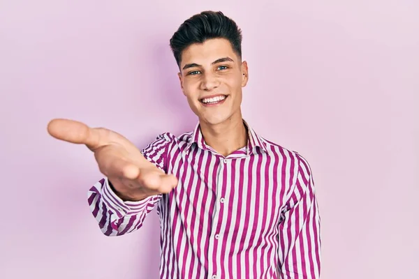 Giovane Uomo Ispanico Indossa Abiti Casual Sorridente Allegra Offerta Mano — Foto Stock