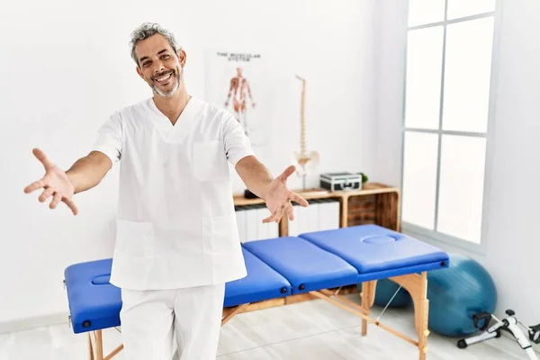 Der Hispanische Therapeut Mittleren Alters Der Einer Schmerzklinik Arbeitet Blickt — Stockfoto