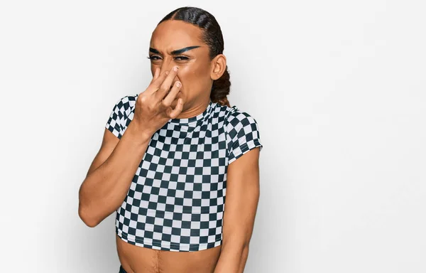 Latino Transgender Man Draagt Make Lang Haar Draagt Moderne Kleren — Stockfoto