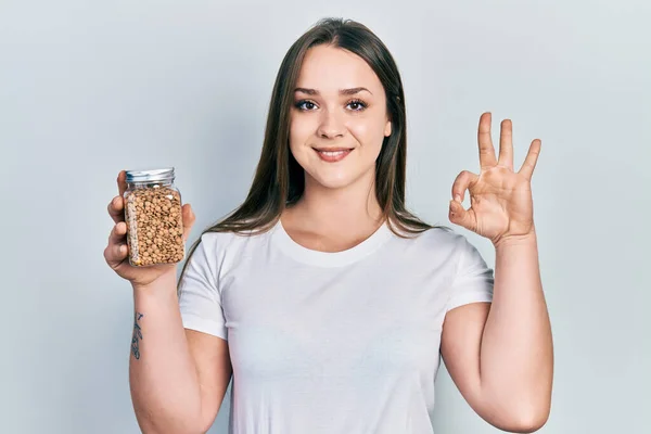 Genç Spanyol Kız Elinde Mercimek Kasesi Tutuyor Parmaklarıyla Imza Atıyor — Stok fotoğraf