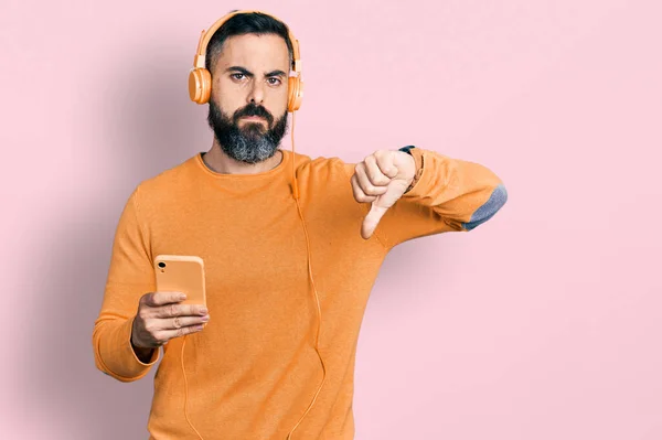 Spaanse Man Met Baard Die Een Smartphone Draagt Met Een — Stockfoto