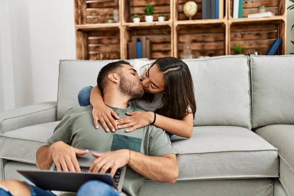 Jovem Casal Latino Beijando Usando Laptop Casa — Fotografia de Stock