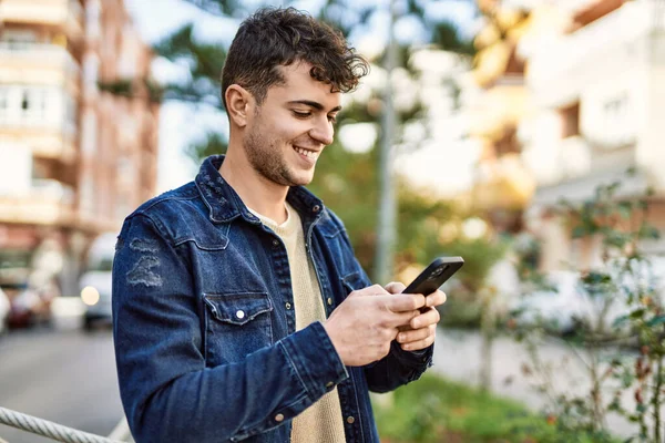 Jonge Spaanse Man Glimlacht Gelukkig Met Behulp Van Smartphone Stad — Stockfoto