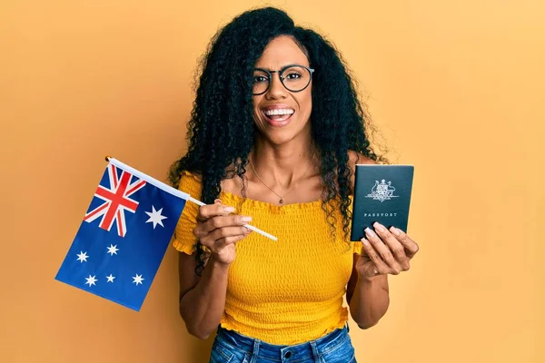 Mujer Afroamericana Mediana Edad Sosteniendo Bandera Australiana Pasaporte Sonriendo Riendo —  Fotos de Stock