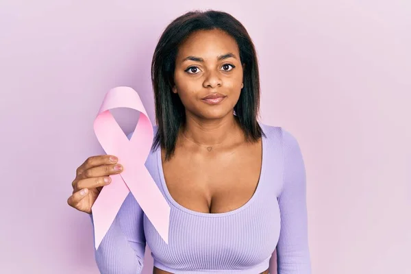 Joven Afroamericana Chica Sosteniendo Rosa Cáncer Cinta Pensamiento Actitud Sobria — Foto de Stock