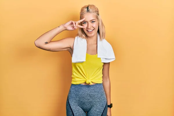 Vacker Blond Sport Kvinna Bär Träningskläder Gör Fred Symbol Med — Stockfoto