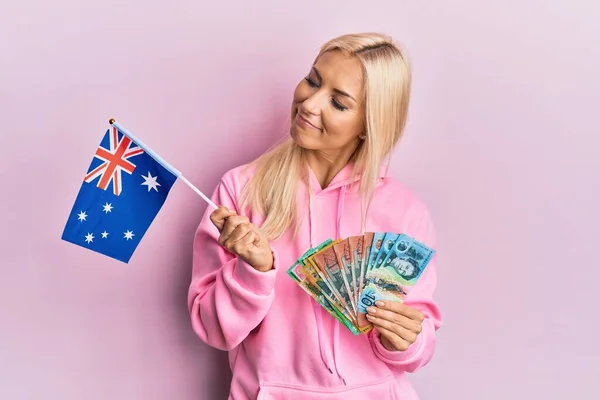 Νεαρή Ξανθιά Γυναίκα Αυστραλιανή Σημαία Και Δολάρια Χαμογελώντας Κοιτώντας Στο — Φωτογραφία Αρχείου