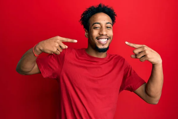 Ung Afrikansk Amerikansk Man Med Skägg Bär Casual Röd Shirt — Stockfoto