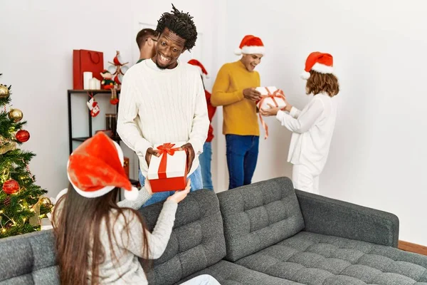 Gruppo Giovani Che Fanno Regali Natale Casa — Foto Stock