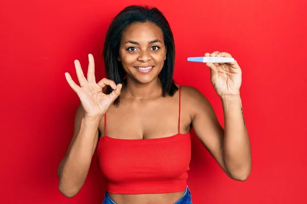 Jovem Afro Americana Segurando Resultado Teste Gravidez Fazendo Sinal Com — Fotografia de Stock