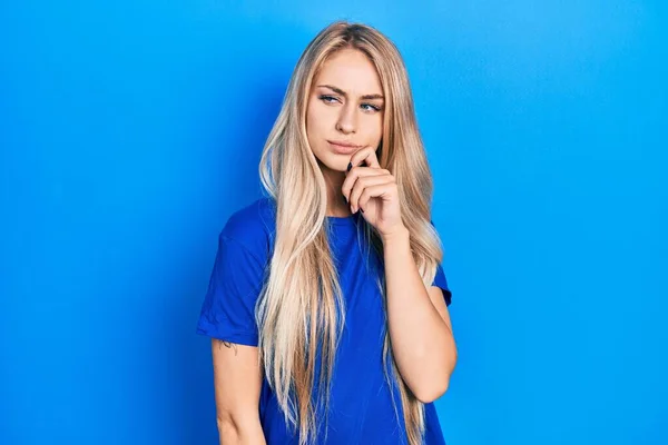 Genç Güzel Beyaz Bir Kadın Günlük Mavi Tişört Giyiyor Düşünceleri — Stok fotoğraf