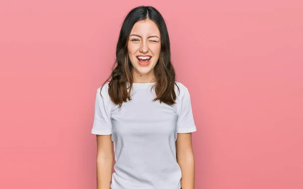 Joven Hermosa Mujer Vistiendo Casual Camiseta Blanca Guiño Mirando Cámara —  Fotos de Stock