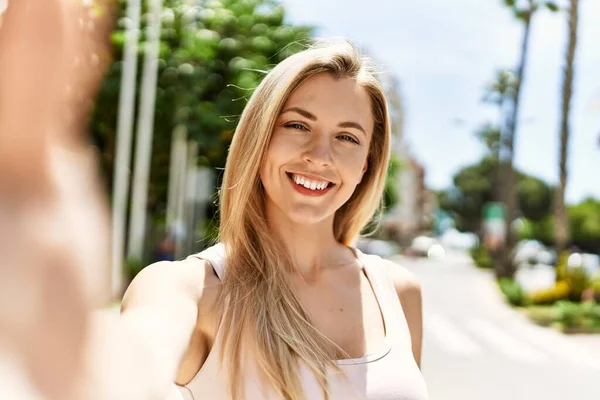 Beautiful Blonde Woman Smiling Happy Outdoors Sunny Day Taking Selfie — ストック写真