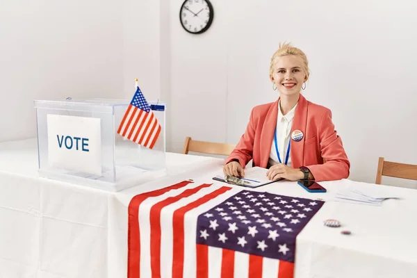 Mulher Branca Bonita Que Trabalha Campanha Política Com Sorriso Feliz — Fotografia de Stock