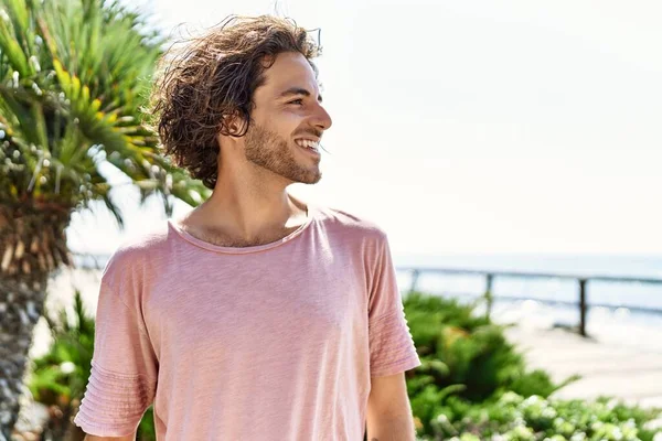 Jovem Hispânico Homem Sorrindo Feliz Rua Cidade — Fotografia de Stock