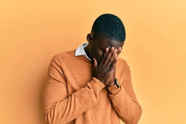年轻的非洲裔美国人 身穿休闲装 满脸愁容 一边哭一边用手捂住脸 抑郁症的概念 — 图库照片