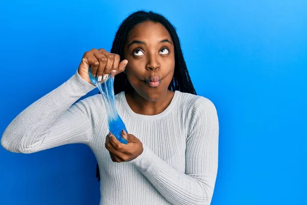 Afro Americana Com Cabelo Trançado Segurando Lodo Fazendo Cara Peixe — Fotografia de Stock