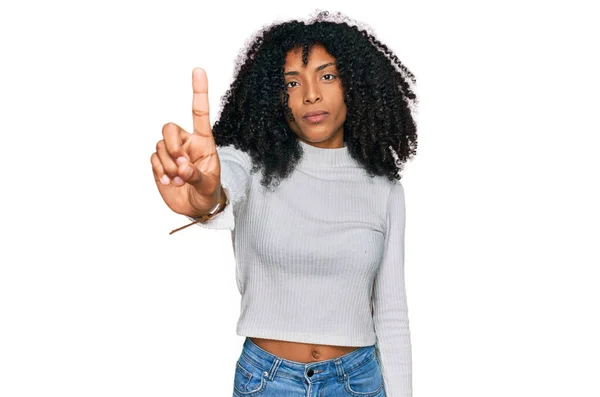 Chica Afroamericana Joven Con Ropa Casual Señalando Con Dedo Hacia —  Fotos de Stock