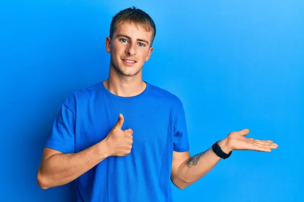 Junger Kaukasischer Mann Lässigem Blauem Shirt Das Die Handfläche Zeigt — Stockfoto