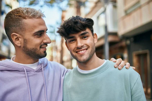 Jovem Casal Gay Sorrindo Feliz Abraçando Cidade — Fotografia de Stock