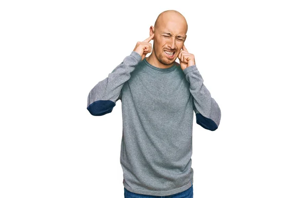 Kel Sakallı Günlük Kıyafetler Giyen Kulaklarını Parmaklarıyla Kapatan Yüksek Sesli — Stok fotoğraf