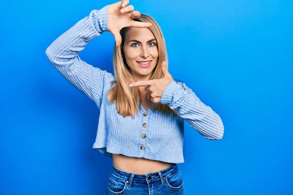 Giovane Donna Caucasica Indossa Abiti Casual Sorridente Rendendo Cornice Con — Foto Stock