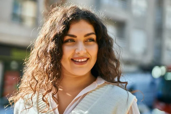 Young Hispanic Woman Smiling Happy Standing City — Stock Photo, Image