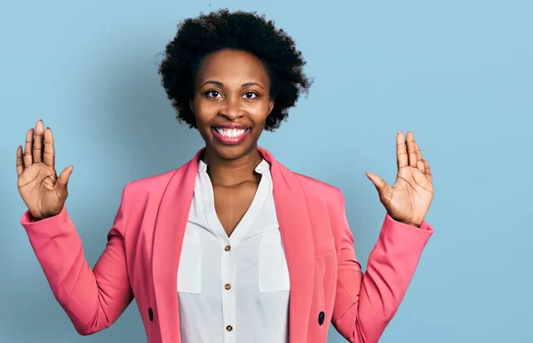 Африканська Американка Волоссям Афро Діловій Куртці Показує Вказує Вгору Пальцями — стокове фото