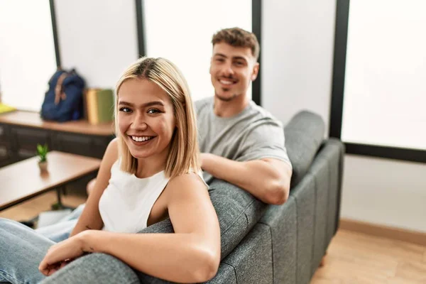 Jovem Casal Caucasiano Sorrindo Feliz Sentado Sofá Casa — Fotografia de Stock