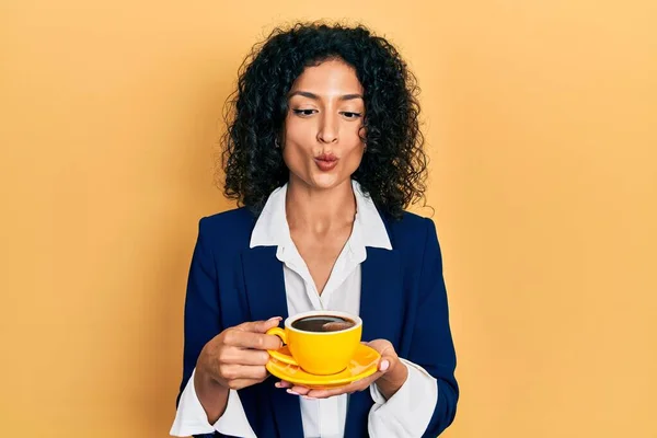 Jovem Latina Vestindo Estilo Negócio Beber Xícara Café Fazendo Cara — Fotografia de Stock