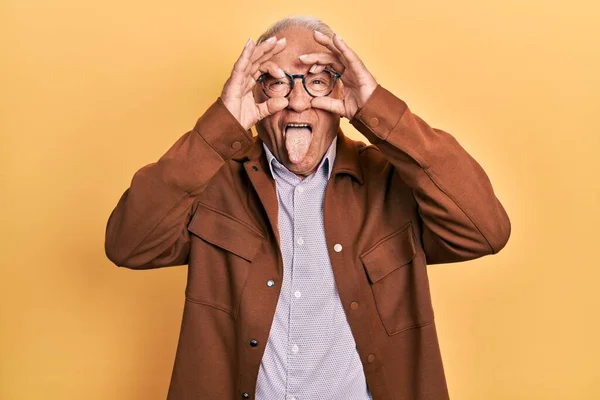 Uomo Anziano Con Capelli Grigi Indossa Giacca Casual Occhiali Facendo — Foto Stock