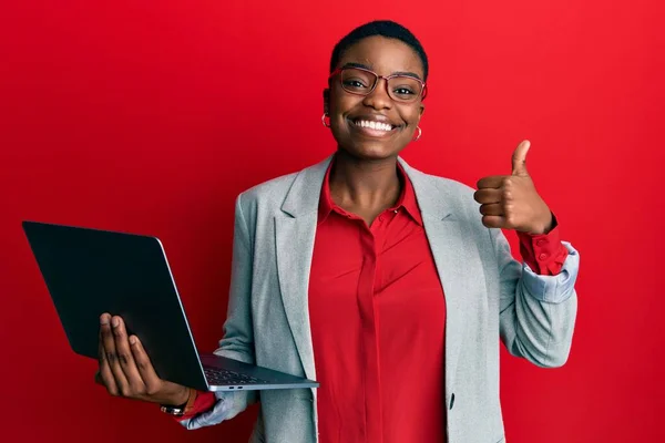 Fiatal Afro Amerikai Kezében Laptop Mosolyogva Boldog Pozitív Hüvelykujj Fel — Stock Fotó