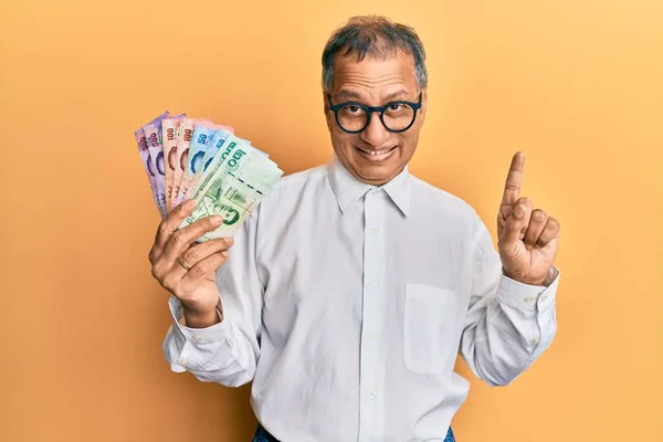 Hombre Indio Mediana Edad Sosteniendo Billetes Banco Tailandeses Sonriendo Con —  Fotos de Stock