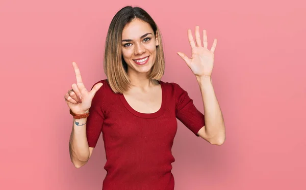 Ung Blond Flicka Bär Casual Kläder Visar Och Pekar Upp — Stockfoto