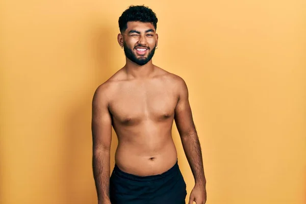 Arab Muž Plnovousem Plavkách Bez Košile Mrkající Kameru Sexy Výrazem — Stock fotografie