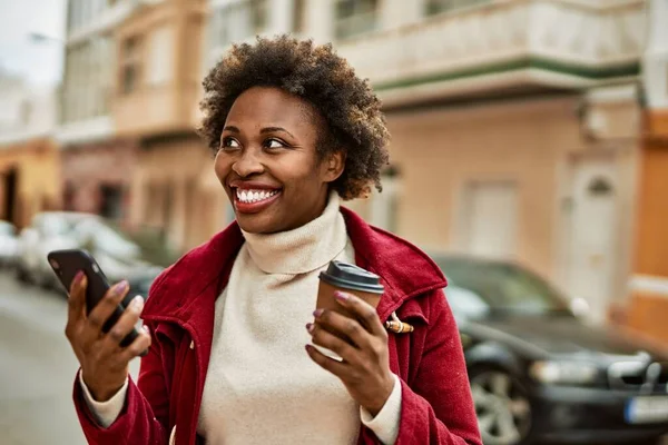 Vacker Verksamhet Afrikansk Amerikansk Kvinna Med Afro Hår Ler Glad — Stockfoto