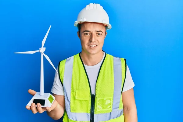 Bonito Jovem Segurando Moinho Vento Solar Para Eletricidade Renovável Olhando — Fotografia de Stock