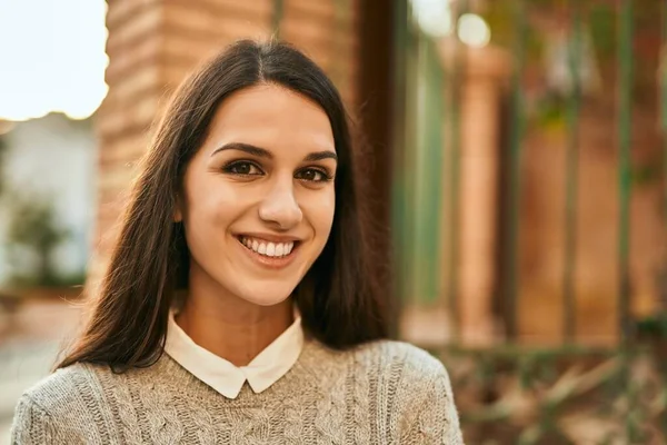 Junge Hispanische Frau Lächelt Glücklich Der Stadt — Stockfoto
