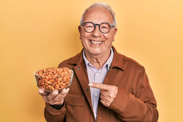 Homem Sênior Com Cabelos Grisalhos Segurando Amendoins Fritos Sorrindo Feliz — Fotografia de Stock
