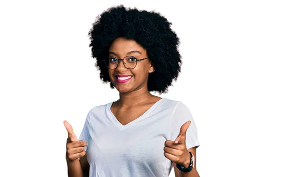 Mujer Afroamericana Joven Con Camiseta Blanca Casual Señalando Los Dedos —  Fotos de Stock