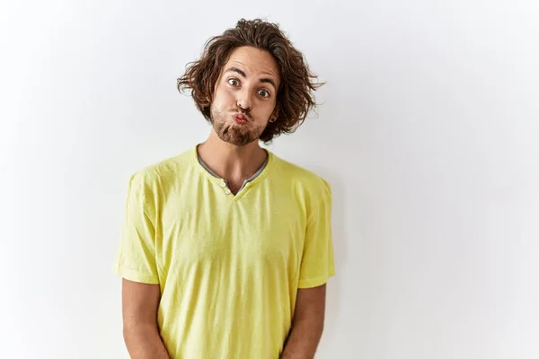 Jeune Homme Hispanique Debout Sur Fond Isolé Joues Gonflées Avec — Photo