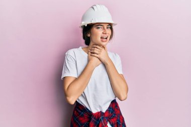 Beyaz şapkalı genç bir kadın boğularak can çekiştiği için bağırıyor ve boğuluyor. Sağlık problemi. Boğulma ve intihar konsepti. 