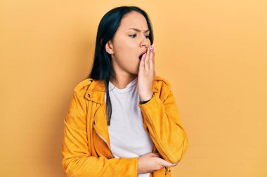 Sarı deri ceket giyen, burun piercingli, güzel İspanyol kadın ağzıyla ağzını kapatmaktan sıkılmış. Huzursuz ve uykulu.. 