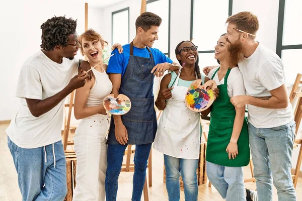 Gruppo Persone Sorridenti Felici Piedi Allo Studio Arte — Foto Stock