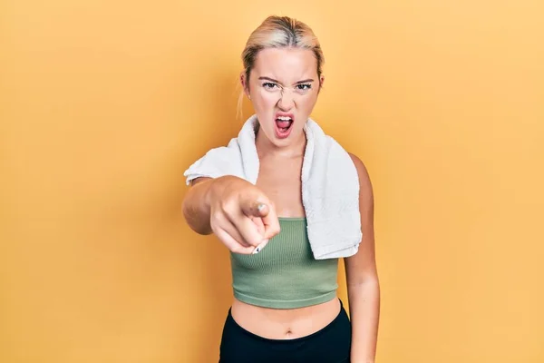 Junge Blonde Mädchen Sportbekleidung Und Handtuch Zeigen Unzufrieden Und Frustriert — Stockfoto