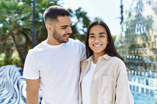 Молода Латинська Пара Посміхається Щасливим Обіймається Місті — стокове фото