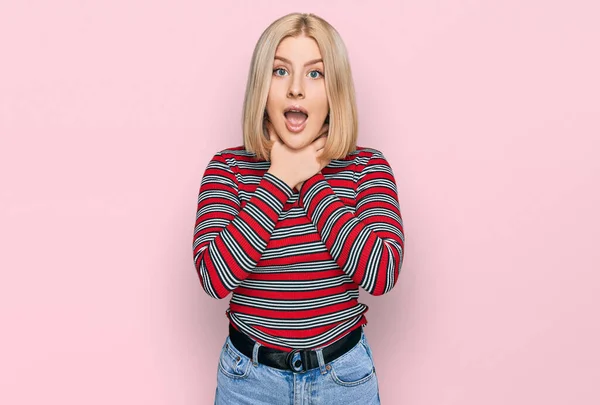 Young Blonde Woman Wearing Casual Clothes Shouting Suffocate Because Painful — Stock Photo, Image