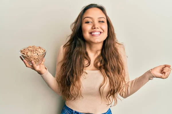 Menina Hispânica Jovem Comendo Cereais Integrais Saudáveis Gritando Orgulhoso Celebrando — Fotografia de Stock