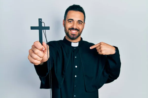 Hombre Guapo Sacerdote Hispano Con Barba Sosteniendo Cruz Católica Señalando —  Fotos de Stock